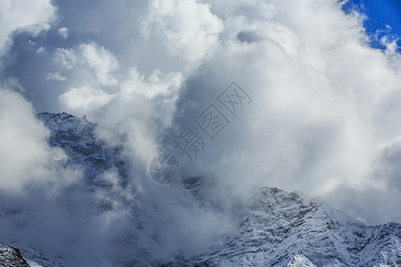 喜马拉雅山的高山风光白雪皑的山脉图片