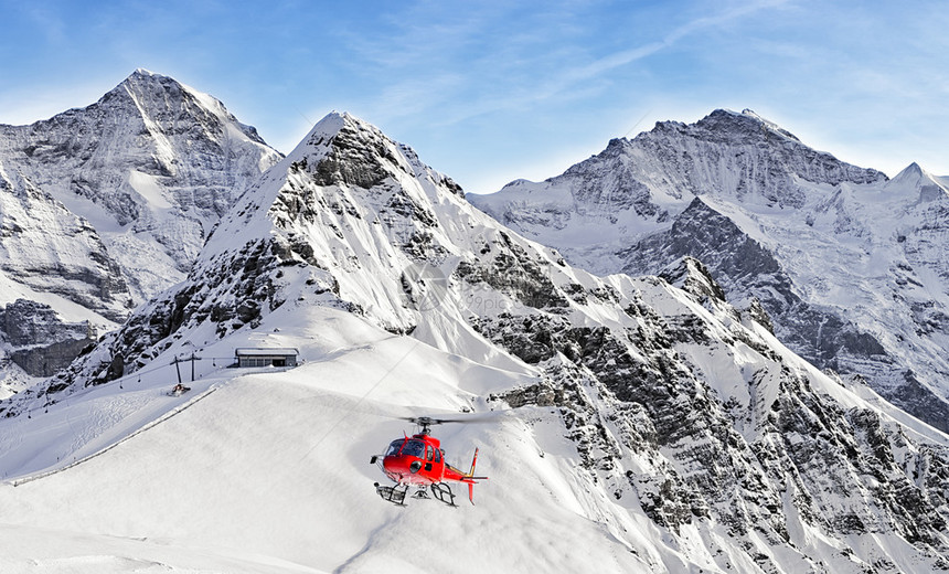 冬季红直升机在Jungfrau山附近的Swis滑雪图片