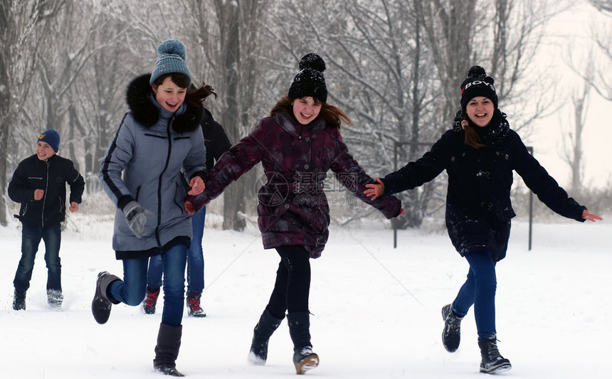 孩子们在寒冷的雪天下跑到外面图片