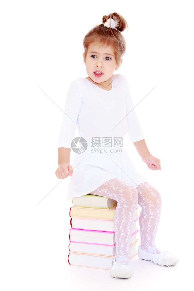 坐在一堆书上时被冷冻的小女孩LotusChildrens图片