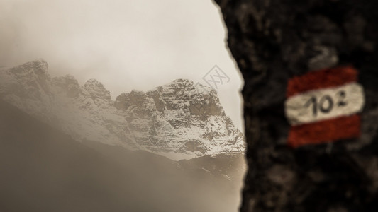 意大利阿尔卑斯山雾之间的一座山图片