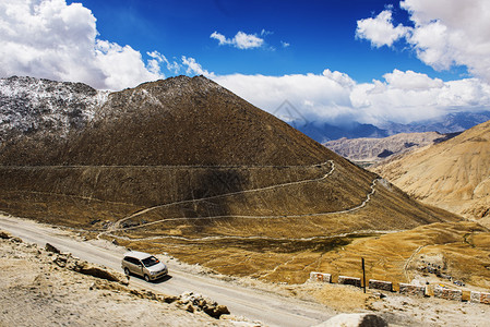 世界旱地退化评估中心第三最高机动车行驶公路上高路长拉过道的货车图片