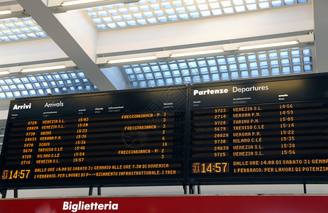 意大利一个火车站公共交通时间表意图片