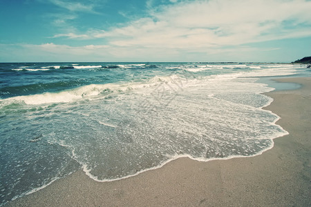 空荡的海边有蓝色的水波背景图片