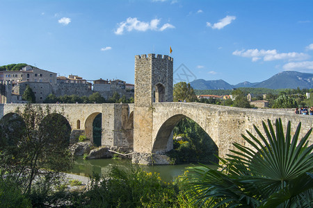 西班牙赫罗纳贝萨卢河上的石桥图片