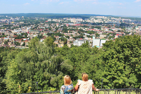 两名女在Lvov市屋图片
