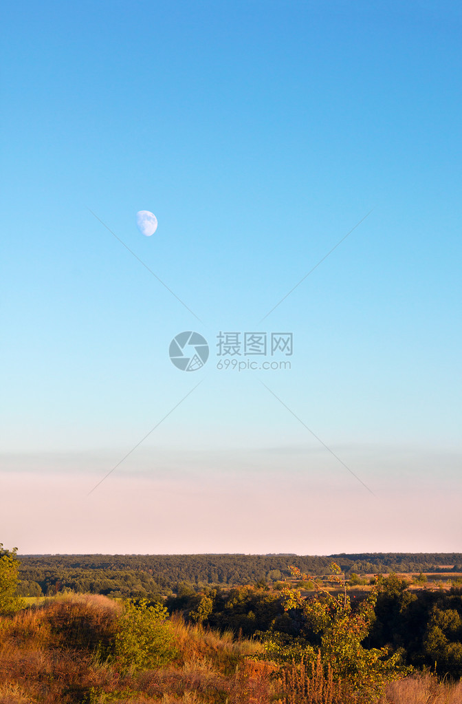 由月亮蓝天空黄河谷和绿图片