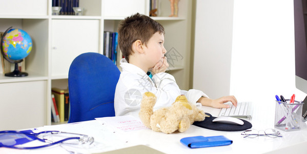 婴儿打字电脑医院内办公室有医生制服图片