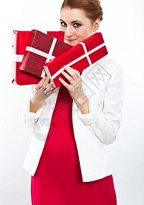 红色礼服的年轻女孩有礼物红色箱子的白色的美图片