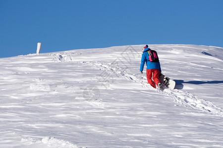滑雪运动员在雪山上爬图片