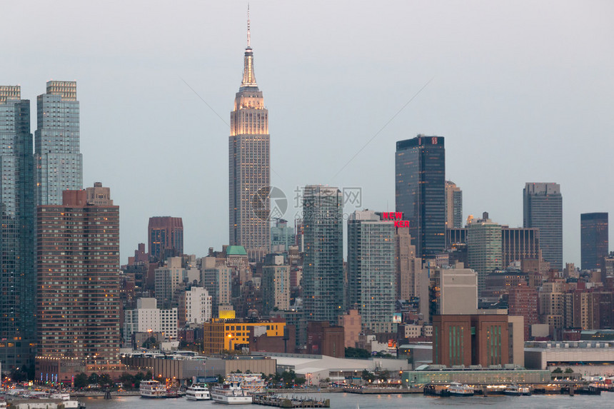 曼哈顿天线与拥挤的摩图片