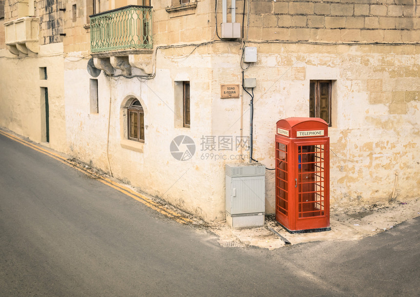 戈佐岛中世纪维多利亚老城的红色电话小屋图片