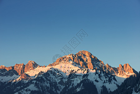 蒂罗尔阿卑斯山日落时发光的橙色山峰图片