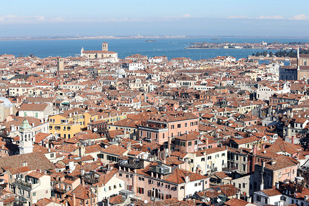 从圣马克钟楼看威尼斯屋顶的景色图片