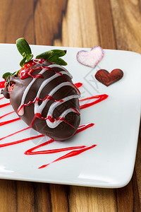 巧克力在白盘上盖着草莓有红色和白图片