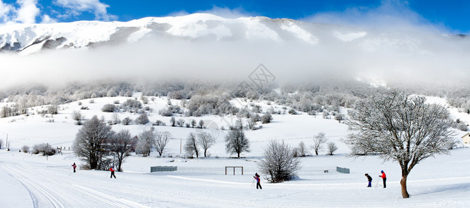 意大利阿布鲁齐马耶拉山雪坡上的国图片