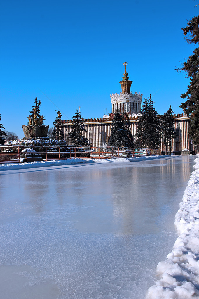 俄罗斯展览中心展馆旁的溜冰场图片