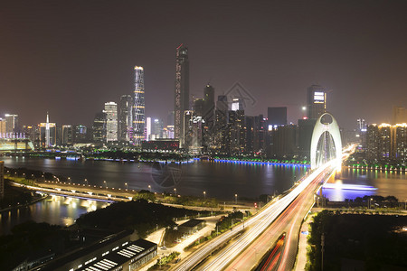 广州深夜城市风景背的桥上图片