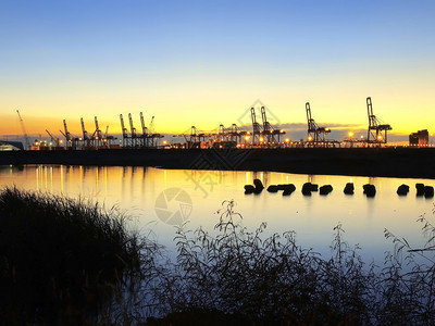 货码头的夕阳图片