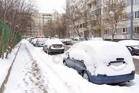 停车场被雪覆盖的汽车图片