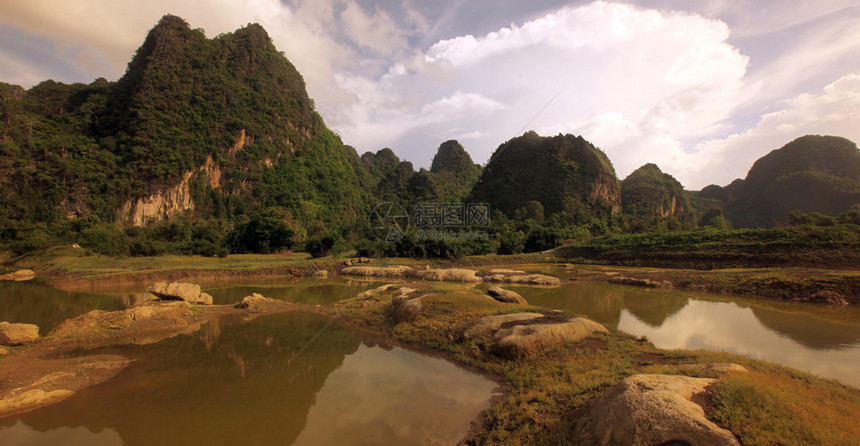 道路上的景观12位于东南亚老挝甘蒙地区的老挝中部的ThaKhaek镇和Mahaxai图片