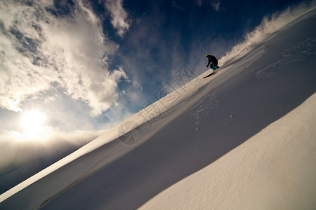 自由骑士下坡山中的冬日落图片