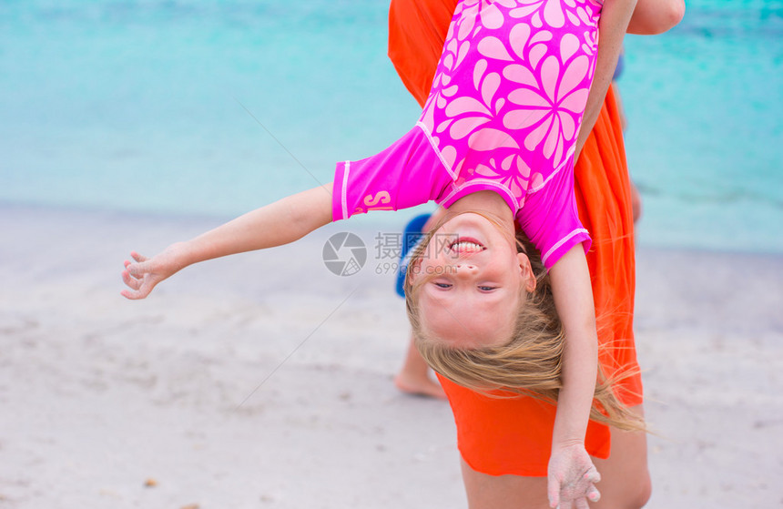 小快乐的小女孩享受暑假在图片