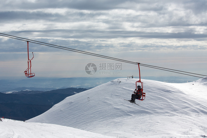 登山缆车上的滑雪者图片