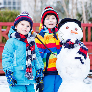 有两个小朋友做雪人图片