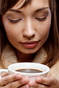 美丽的微笑的女士喝咖啡图片