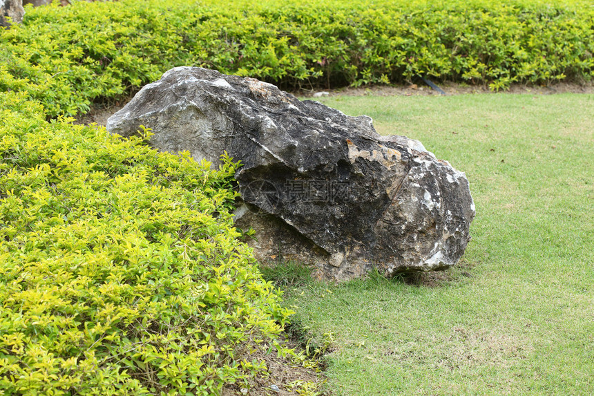 花园里的石头装饰图片