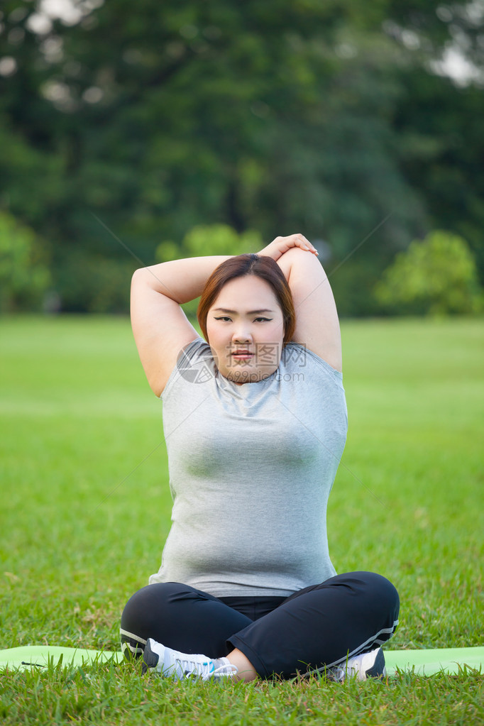 快乐肥胖的亚洲女人图片