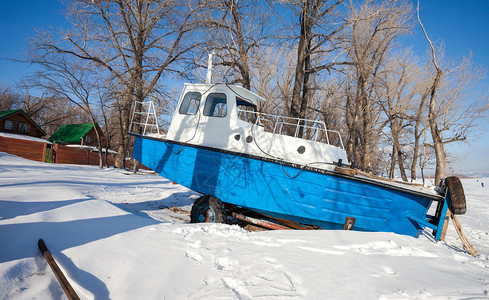 冬天河岸上的小船图片