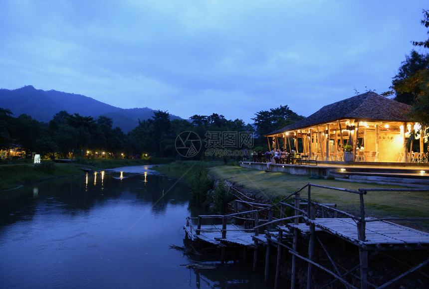 一家位于泰国北部湄宏顺省北部拜村的湄南拜河上的酒店餐厅图片