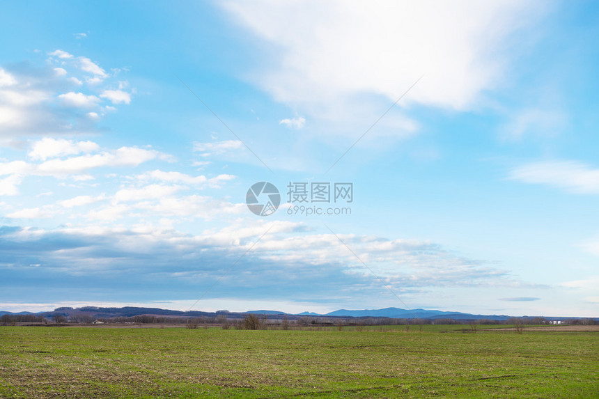 早春冬季农田上空的蓝色傍晚天空图片