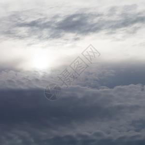 傍晚春天空中的深灰色云图片