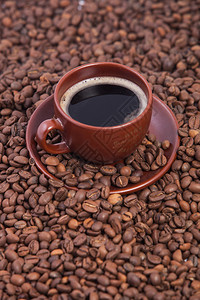 杯咖啡与咖啡豆上的碟子图片