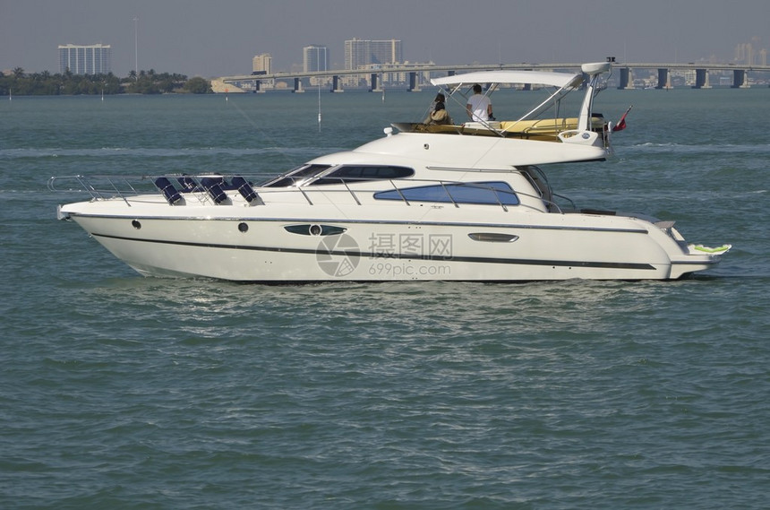一艘带有飞桥的高档运动渔船在迈阿密海滩附近的佛罗里达州内图片