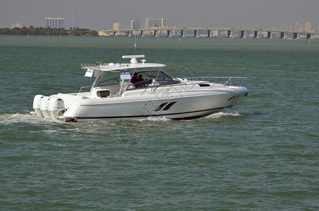 一艘带有待售标志的高档运动渔船在佛罗里达州内陆水道上缓慢巡航图片