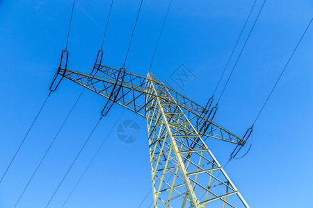 输电塔电力线一直延伸到远处图片