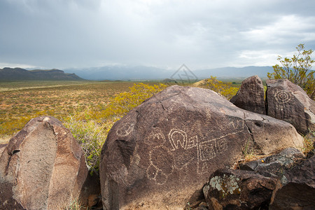 Petroglyph纪念碑之一的图片