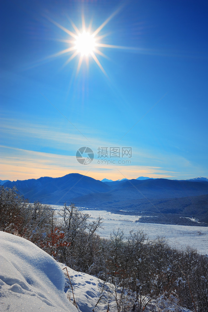 美丽的冬季景观山图片