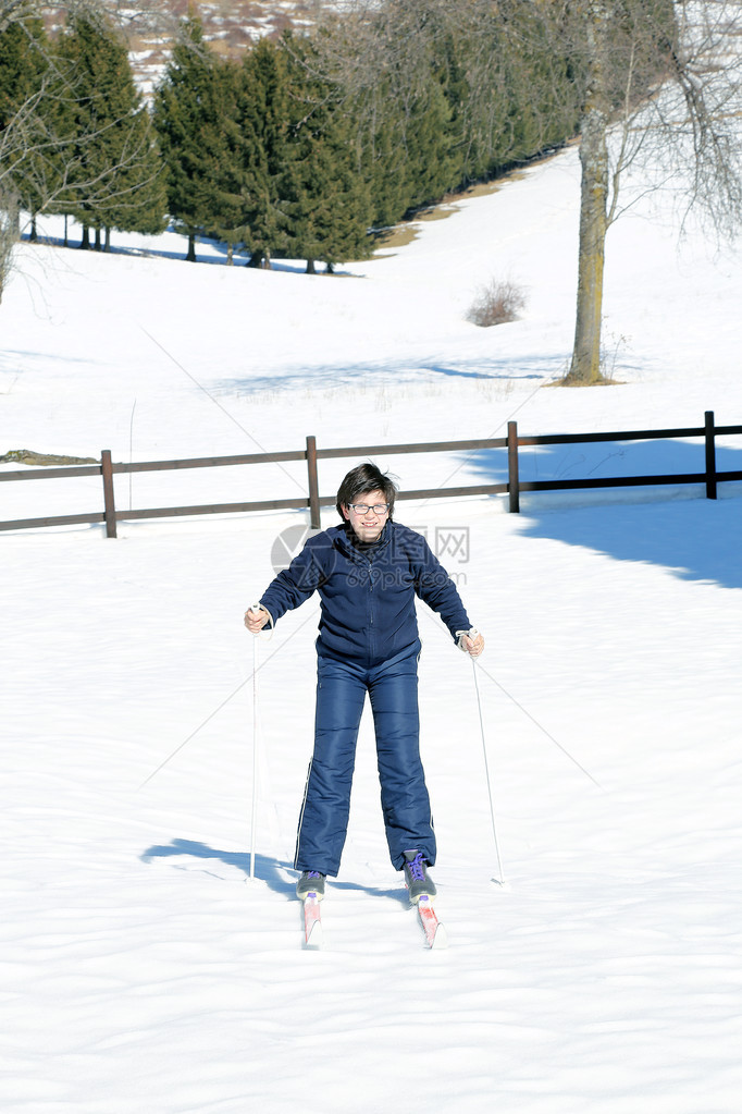 山里越野滑雪的孩子图片