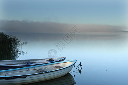 丹麦的湖泊空船和雾在地平线上消散图片
