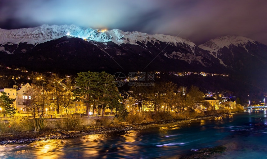 Innsbruck夜间的银行图片