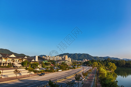 韩国清州市风景古老的传统和现代建筑结构中央道路山丘和湖泊等图片