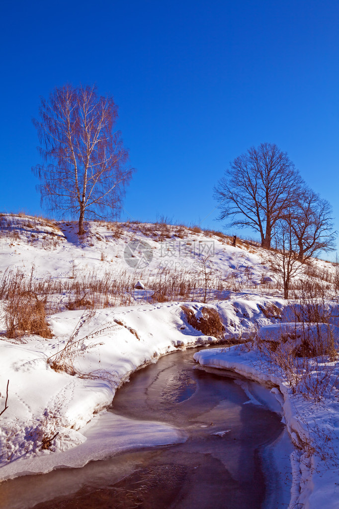 早春有雪的森林河流俄罗斯自然图片
