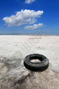 盐海沿岸废弃的旧轮胎图片