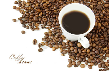 一杯咖啡配有香料和咖啡豆的咖啡以图片