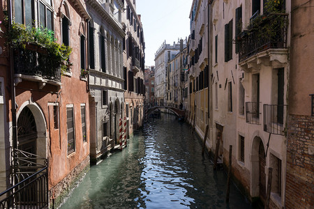 在Venice的Canal现场有船只图片